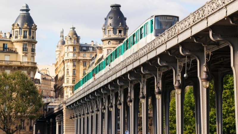La première émission obligataire répondant au standard EU Green Bond, une obligation verte européenne mise en place en décembre 2024, a été réalisée par Île-de-France Mobilités (IDFM), l’instance publique qui organise la mobilité en Île-de-France. Image du métro parisien
